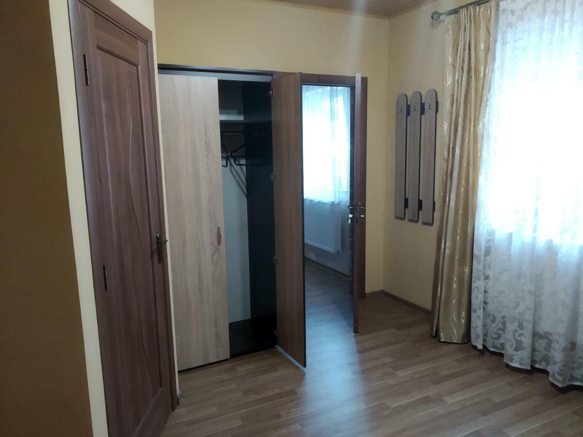 Camelot Hotel Rakhiv Bagian luar foto
